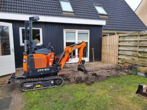 Eastermar aanbouw met nieuwe bestrating en schutting 3