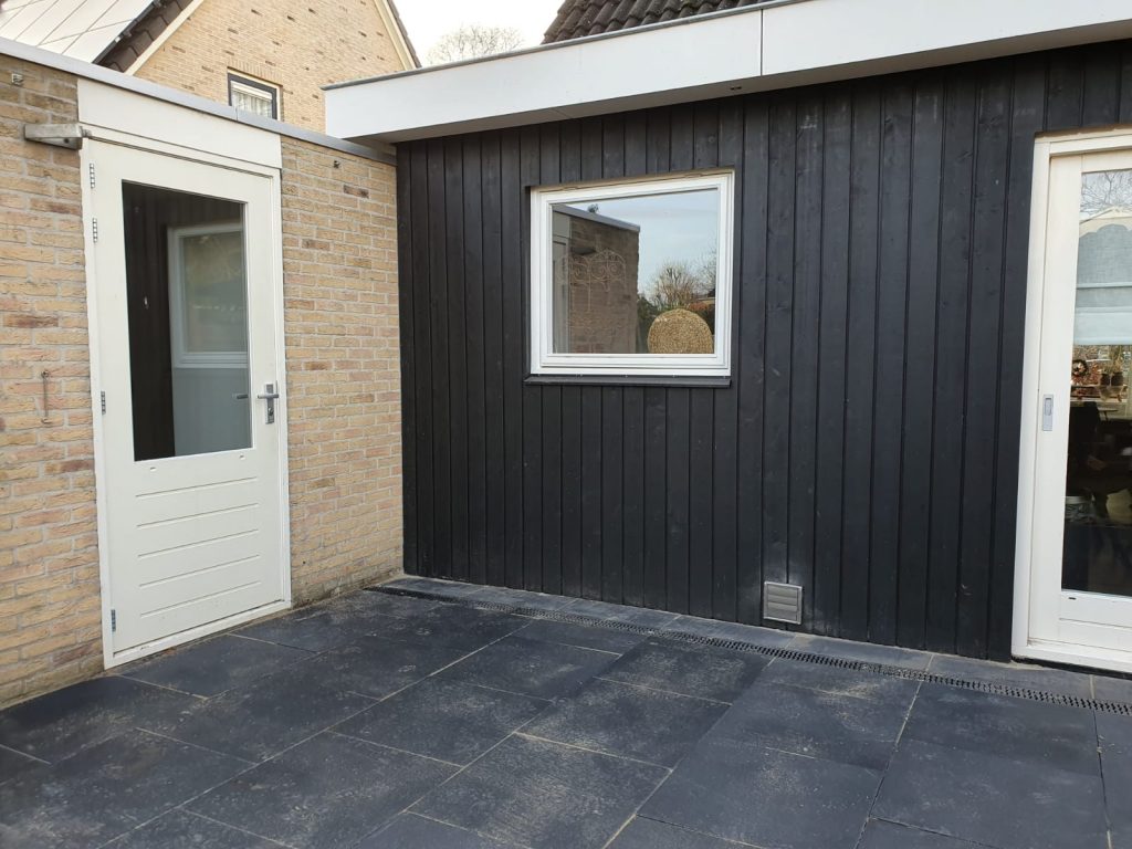 Eastermar aanbouw met nieuwe bestrating en schutting 4