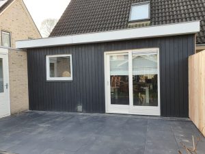 Eastermar aanbouw met nieuwe bestrating en schutting.