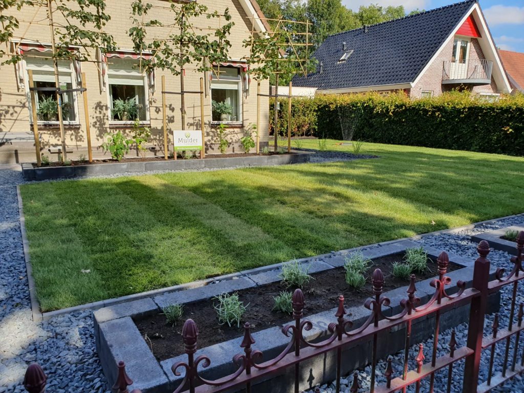 Sumar compleet nieuwe tuin met grote schuur en overkapping 1